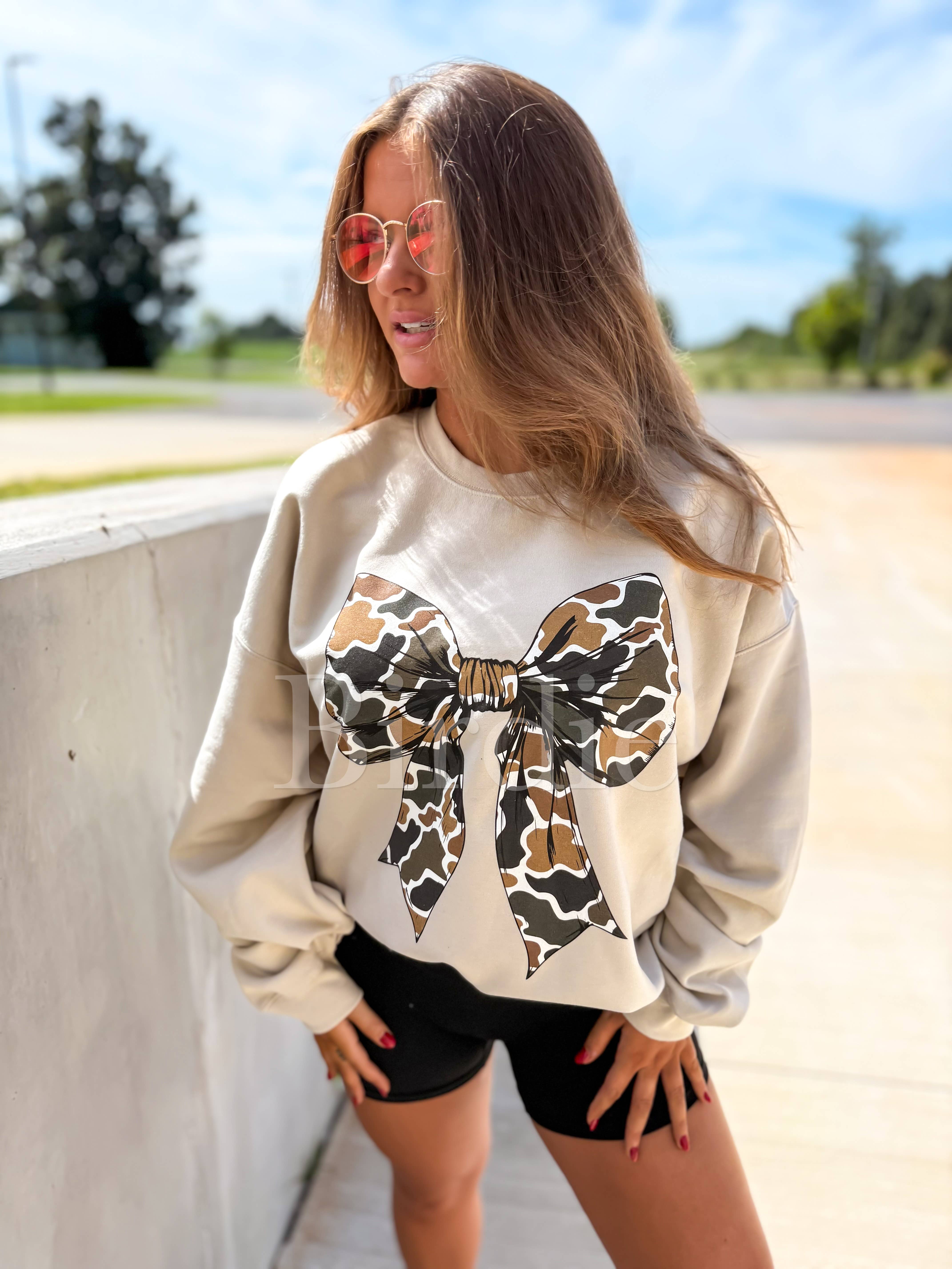 birdie – Großhandel Sweatshirt mit Grafikdruck – Damen – Enten-Camo-Bogen-Sand-Grafik-Crewneck1