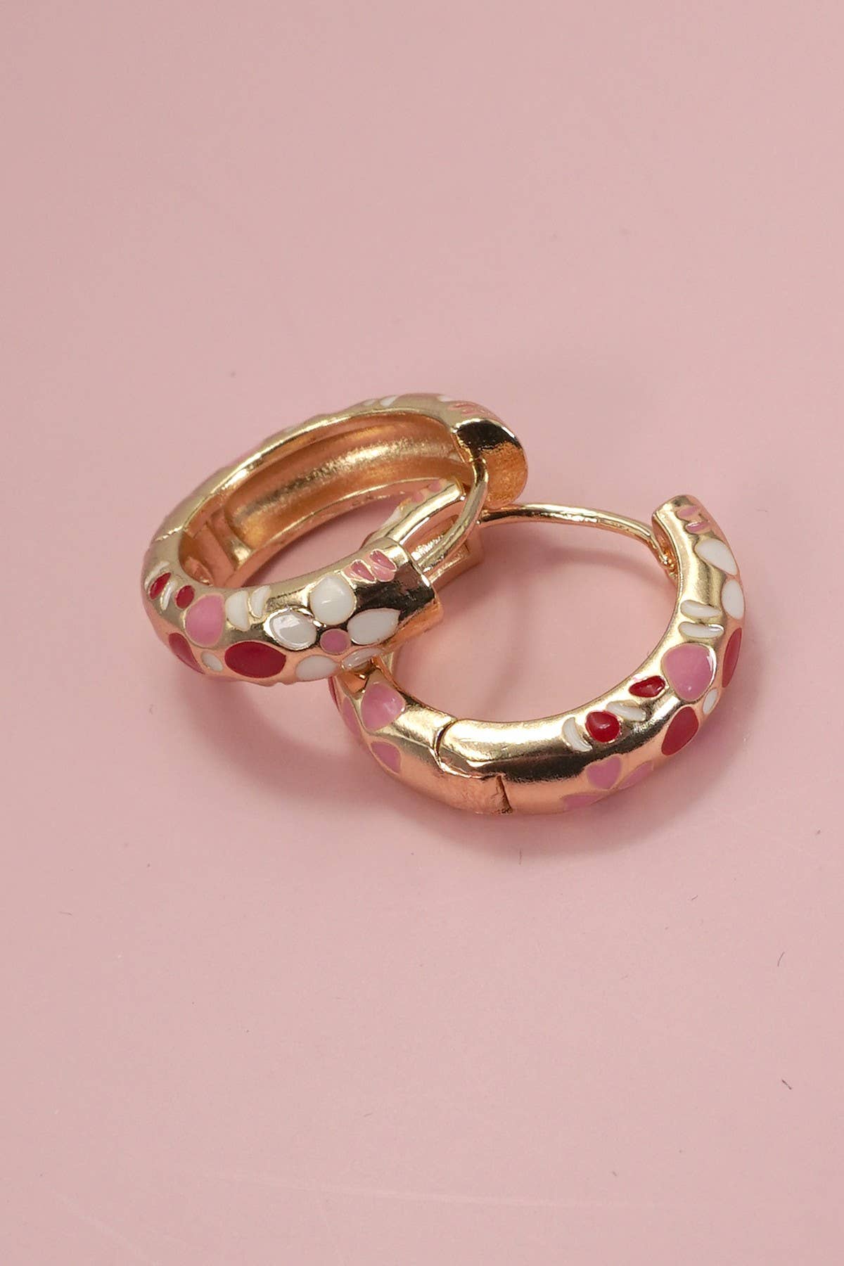 JOSSLYN by wall to wall – Großhandel Huggie-Ohrring – FARBENFROHE EMAILLE-BLUMEN-HUGGIE-CREOLEN | 40E3594