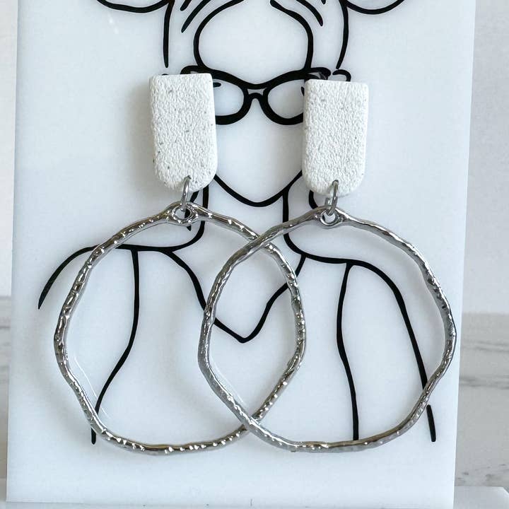 Stacey, ljus granitfläckig | Polymerlerörhängen för wholesale av Britt Cimone