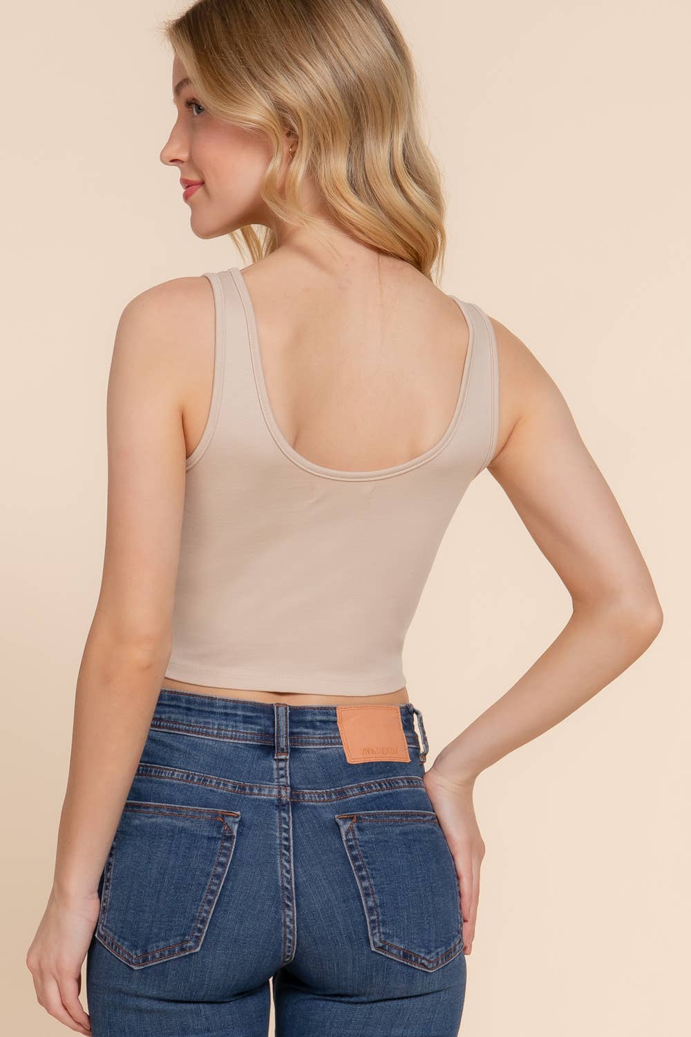 Active Basic | Active USA - Venta al por mayor Jersey corto de punto - Mujer - Top de punto sin mangas con dobladillo curvo y detalle de forro  18