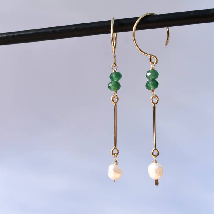 Tropfenohrringe mit Smaragd und Süßwasserperlen für den Großhandel von Jen Hough Designs