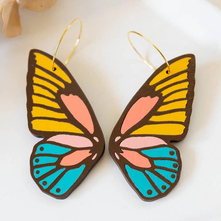 Retro houten oorbellen uit de jaren 70 met vlindervleugels voor wholesale door Le Chic Miami