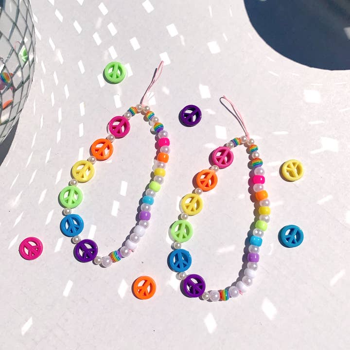 Breloque de téléphone ou de sac perlée - FIERTÉ + PAIX pour la vente par Sunny Inside