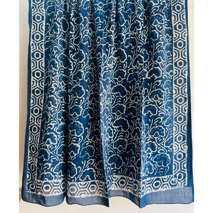 Saída de Praia Sarong Pareo - Floral Índigo Branco por atacado de Kantha Decor