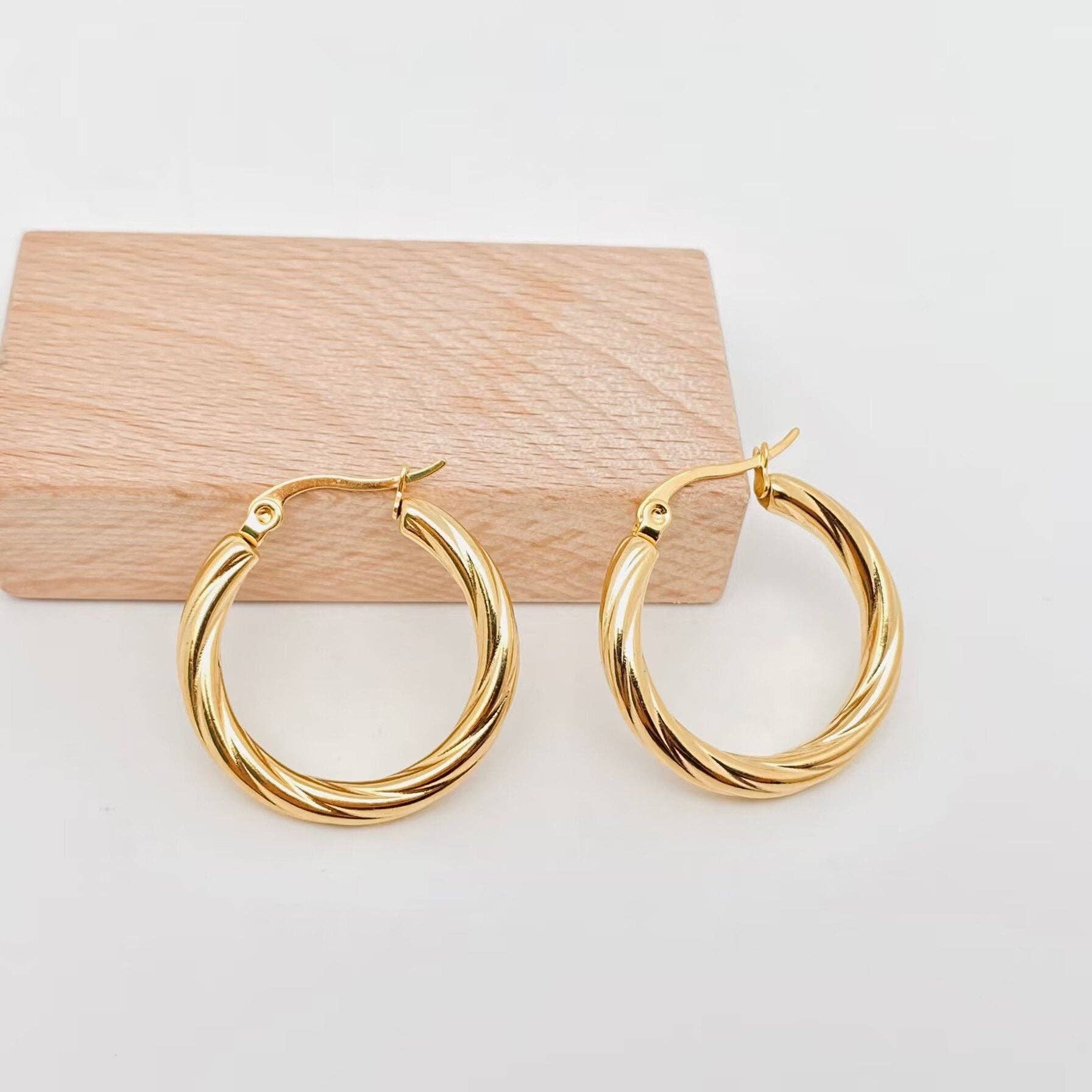 Mio Queena – wholesale Hoop earrings – 18K Gold Plated Stainless Steel Cable Hoop Earrings - FGS0