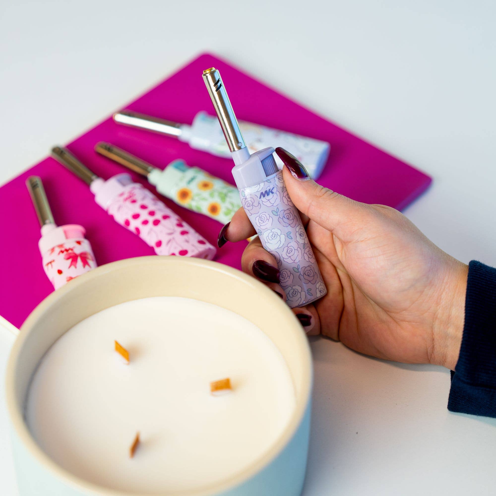 MK Lighter Company - Vendita all'ingrosso Accendini - MK Lighter Company Set di 50 Accendini con Fiamma Antivento, Serie Charm5