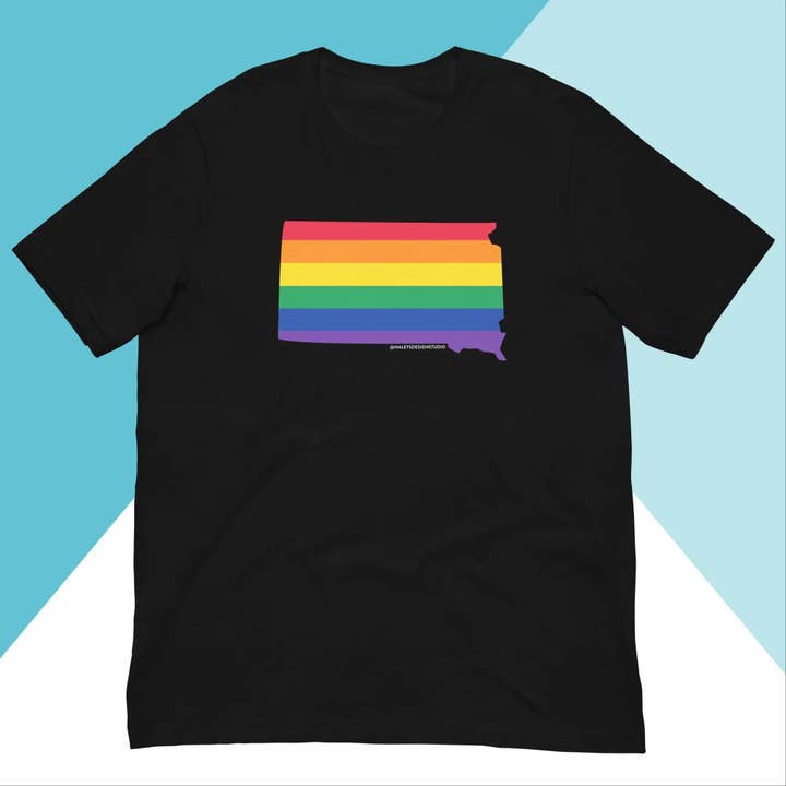 T-shirt unisexe arc-en-ciel fierté LGBTQIA+ Dakota du Sud pour la vente par North Owl Apparel