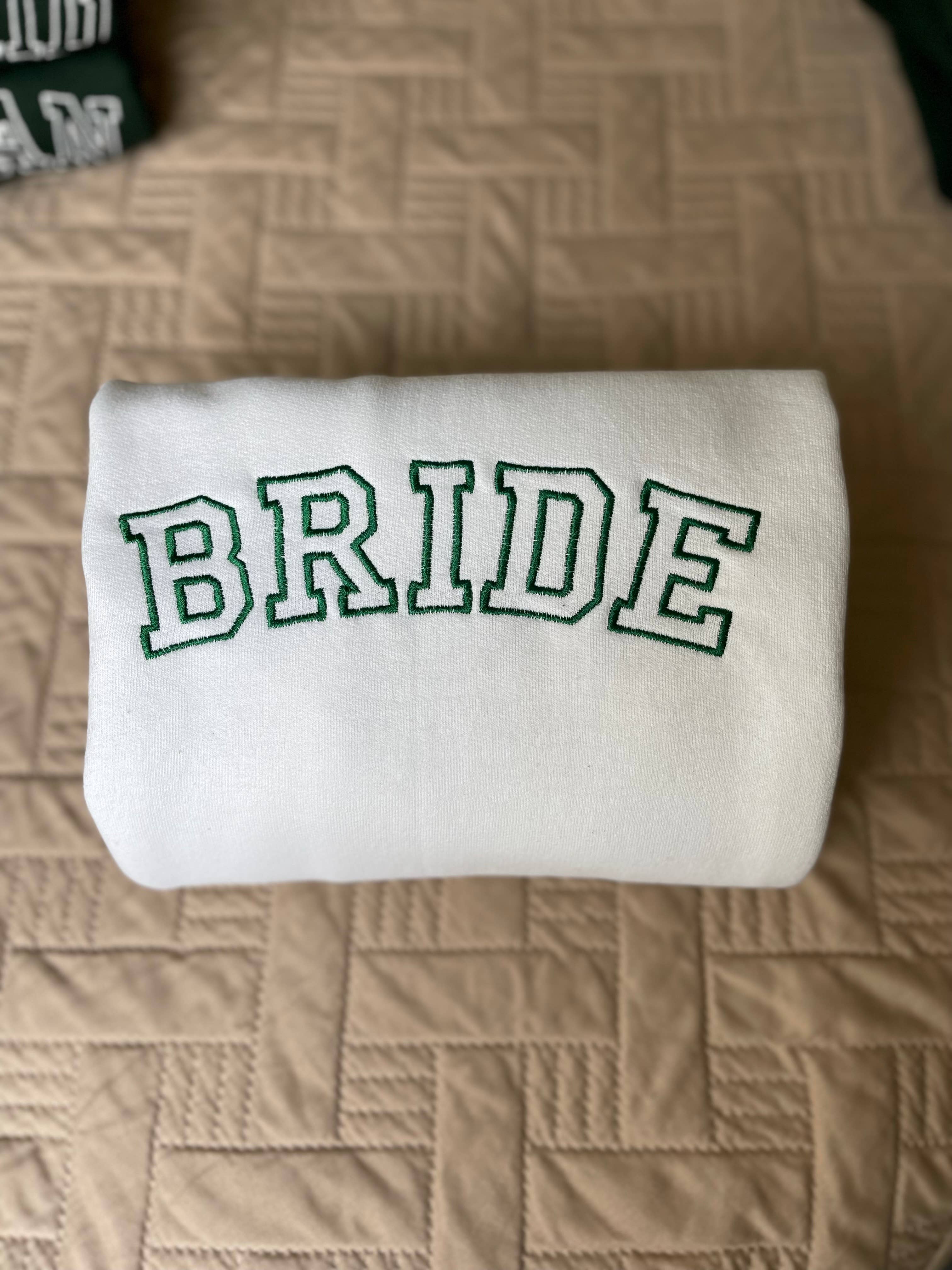 Buleana Boutique and Textiles LLC - Vente Sweat-shirt – unisexe - Sweatshirts unisex minimalistes à col camionneur personnalisés brodés5