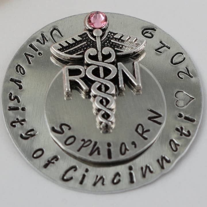 Personalisierte Pflege-Pin für die Pinning-Zeremonie, BSN, RN #6 für den Großhandel von The Silver Diva