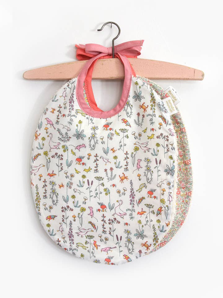 Bavoir Bébé Tissu Liberty® anglais à fleurs pour la vente par BARNABÉ AIME LE CAFÉ