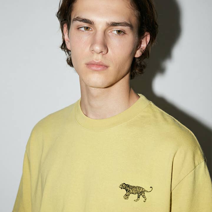 T-shirt à logo | Jaune-Vert | Brodé pour la vente par Palms and Tigers