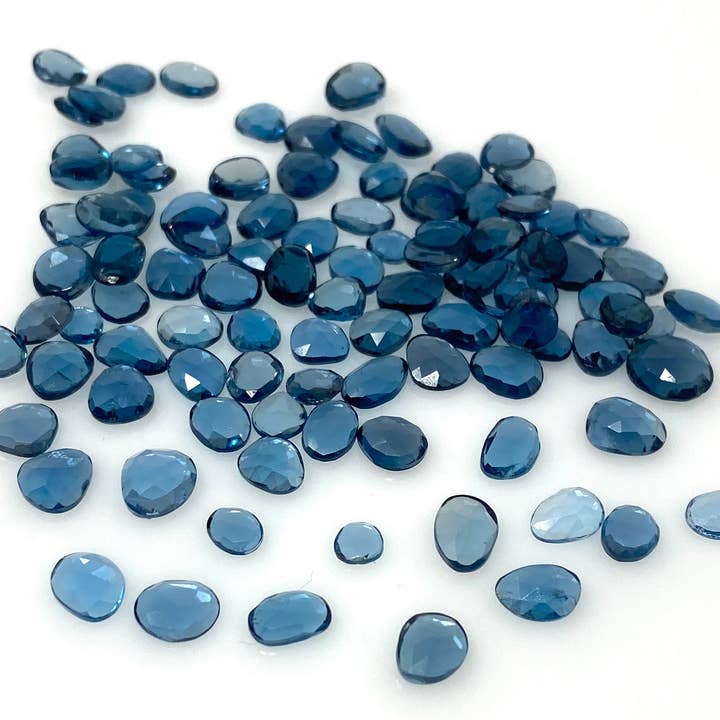 5 Stück/10 Stück Londoner Blautopas im Rosenschliff, lose Edelsteine, Londoner Blautopas-Scheiben im Rosenschliff, gepunktete Ringsteine, 4,5 x 4,5 mm — 8 x 7 mm für den Großhandel von Akstar Gems
