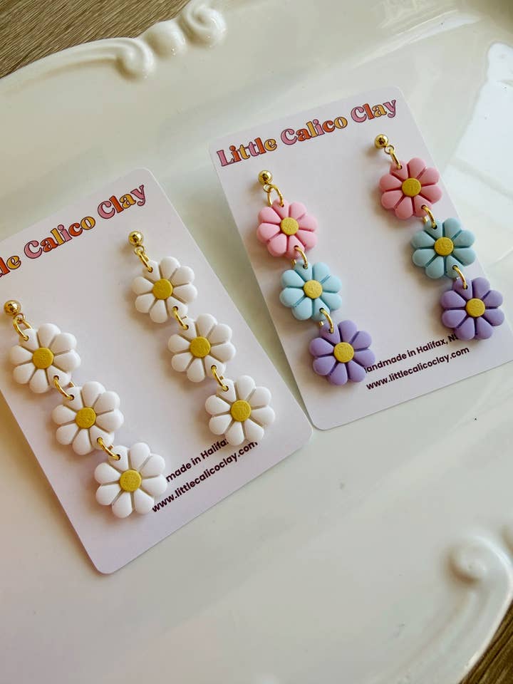 Colgantes triples de margaritas | Pendientes de arcilla polimérica para venta al por mayor de Little Calico Clay