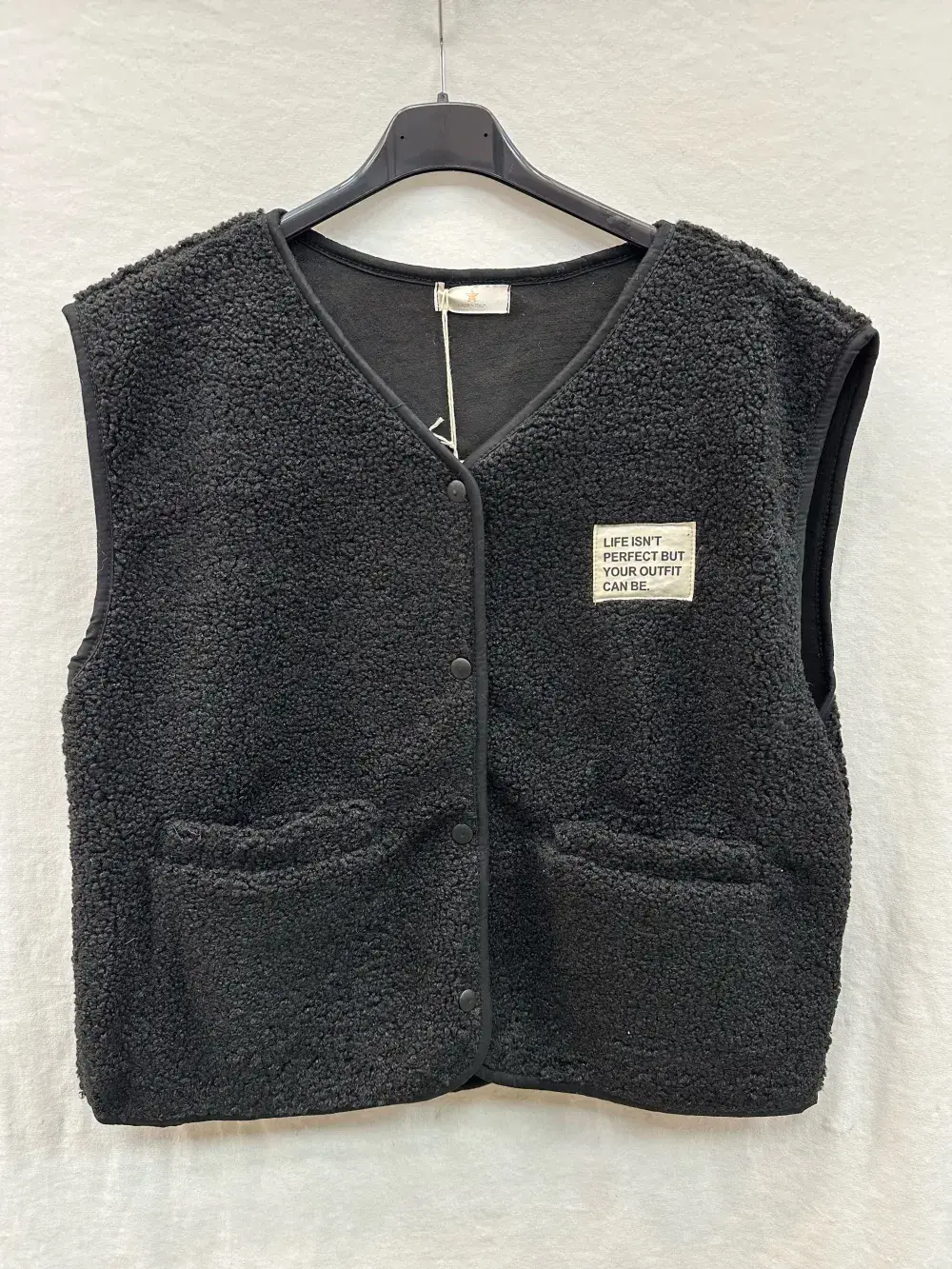 Mimi & Gogo – Großhandel Oberbekleidungsweste – Damen – Moumoute-Weste mit Abzeichen @3418_GiEcussonMoumoute8