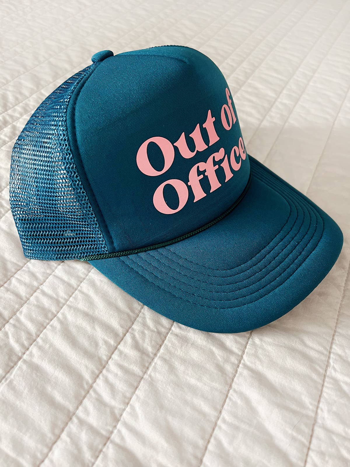 Maddon and Co – Engroshandel Trucker hat - Dame – Out of Office Trucker Hat - Teal & Pink1