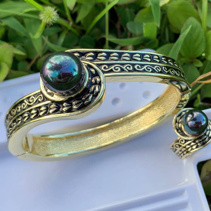 Anela's Jewelry - Vente Bracelet jonc - Bracelet en or Hamilton tourbillonnant tribal polynésien avec perle de paon1