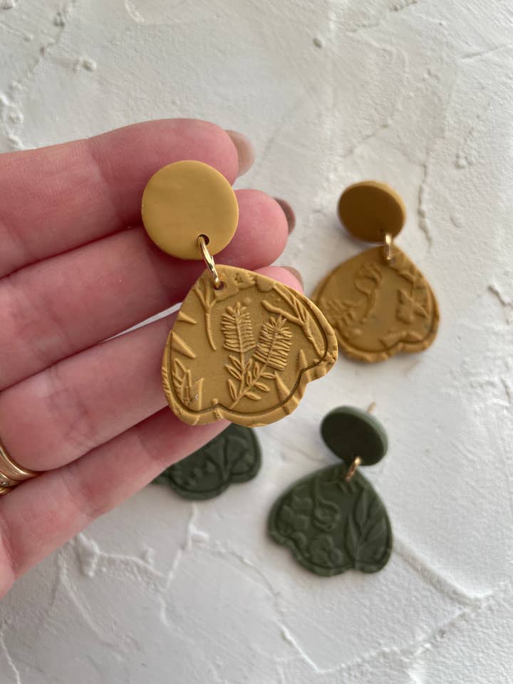 Boucles d'oreilles pendantes en argile polymère florale faite à la main pour la vente par Alysa Nadeau Designs