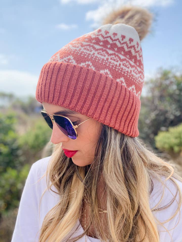 Rostfarbene Ferienmütze mit Pompon aus Kunstpelz für den Großhandel von AMOLI