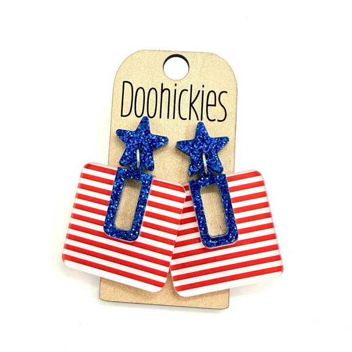 Doohickies – Brincos de argola por atacado – Brincos Bella Dangles Estrelas e Riscas - Brincos Acrílicos Patrióticos1