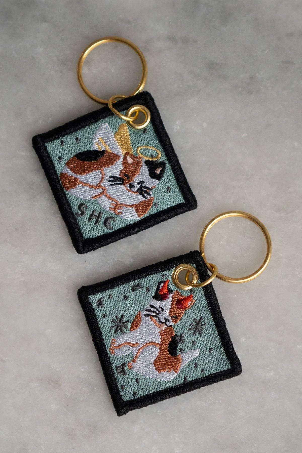 Stay Home Club – Engroshandel Nøglering - Unisex – Duality Cat dobbeltsidet broderet nøglering2