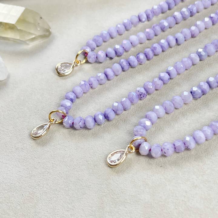 Collier délicat orné de perles de cristal irisé violet mica// pour la vente par Ewelina Pas Jewelry