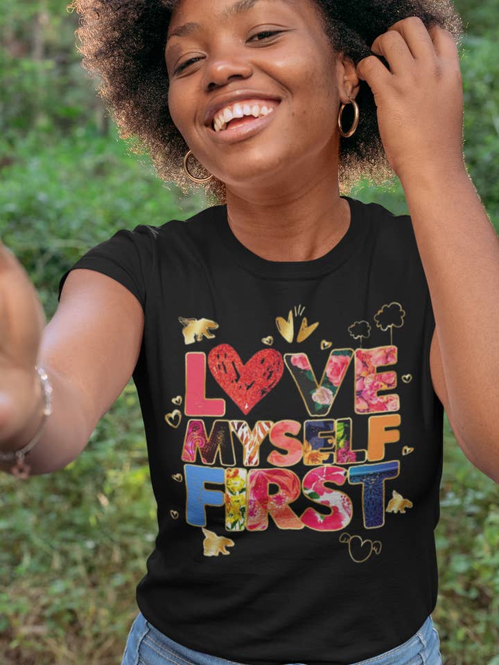 T-shirt de détente "M'aimer d'abord" pour la vente par Live Fly Clothing