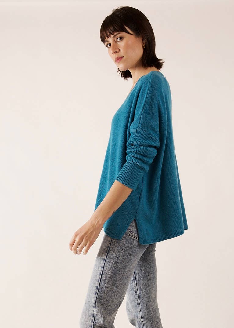 JULIA PARIS - Wholesale Knit Sweater - Women's - Oversized fit V-neck sweater in cashmere and wool knit13