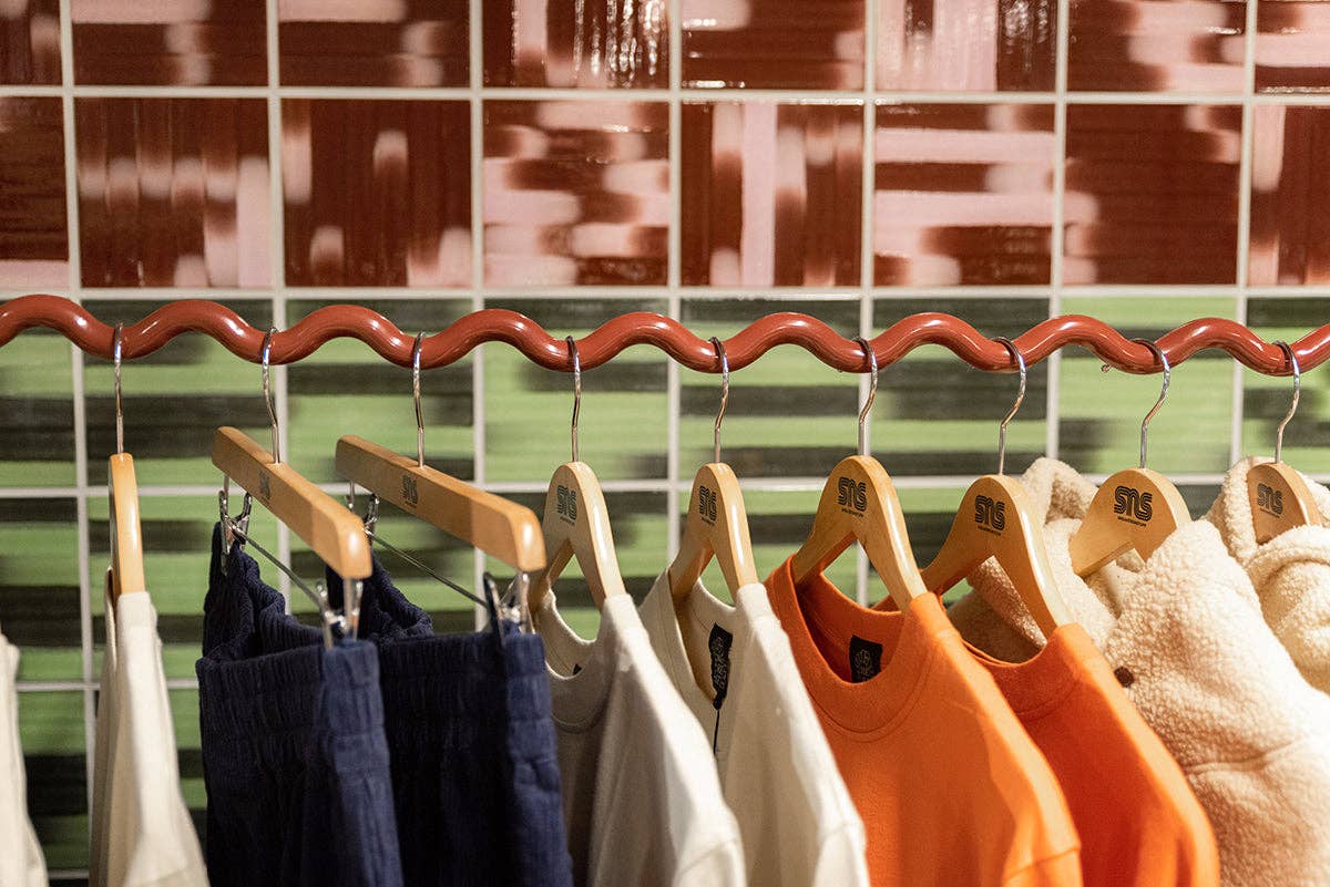 Sinecollection – Großhandel Kleiderbügel – Große Deckenmontierte Kleiderhänger5