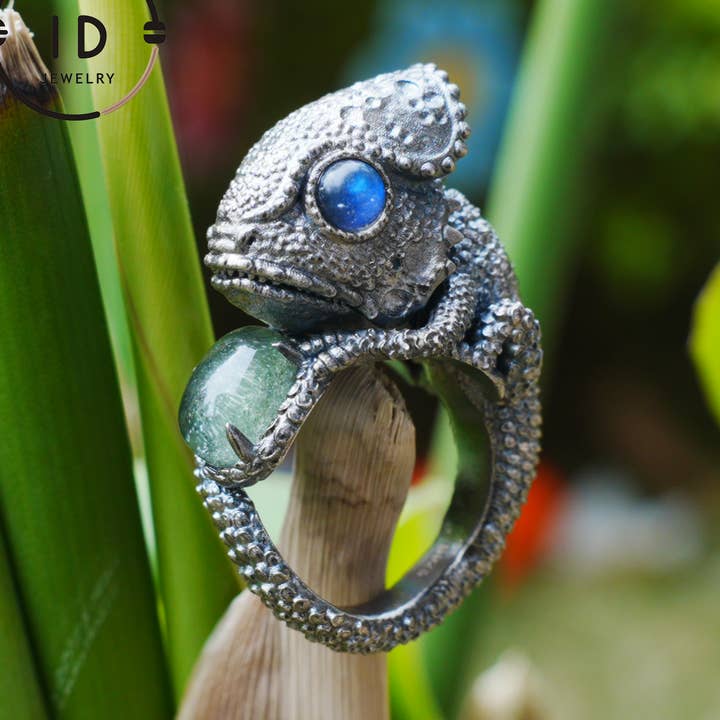 Bague lézard en argent 925 avec labradorite, bague statement imposante style totem et naturecore, cadeau fait main pour elle pour la vente par idjewelry