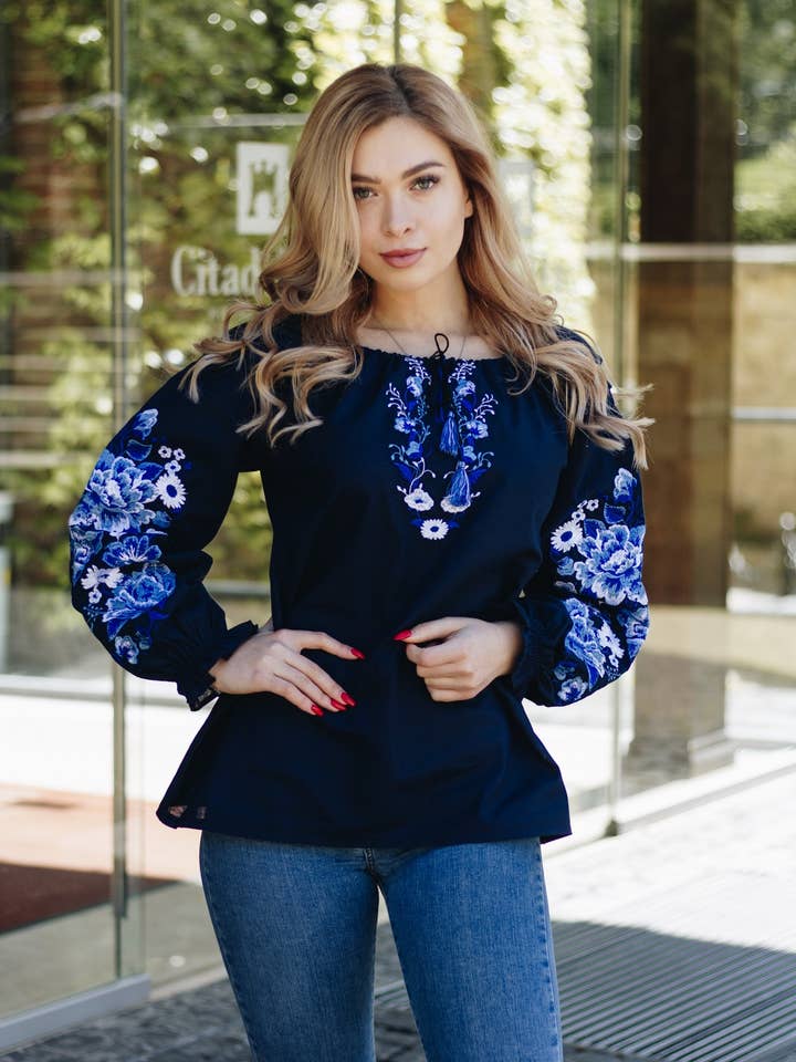 Blaue bestickte Bluse Kazka für den Großhandel von Galychanka