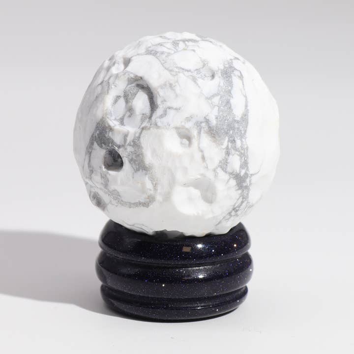 Pianeta Howlite bianco con supporto solare - 40mm per la vendita all'ingrosso da parte di AW Artisan