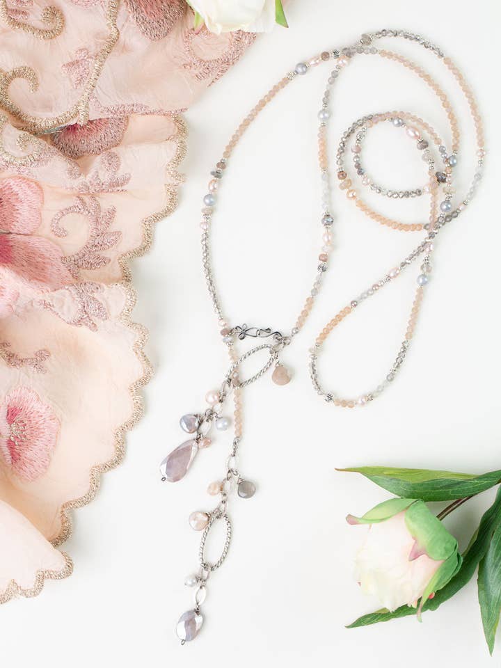 Colliers Collage de Perles d'Eau Douce, Pierre de Lune, Cristal Blush 46,25" pour la vente par Anne Vaughan Designs Jewelry