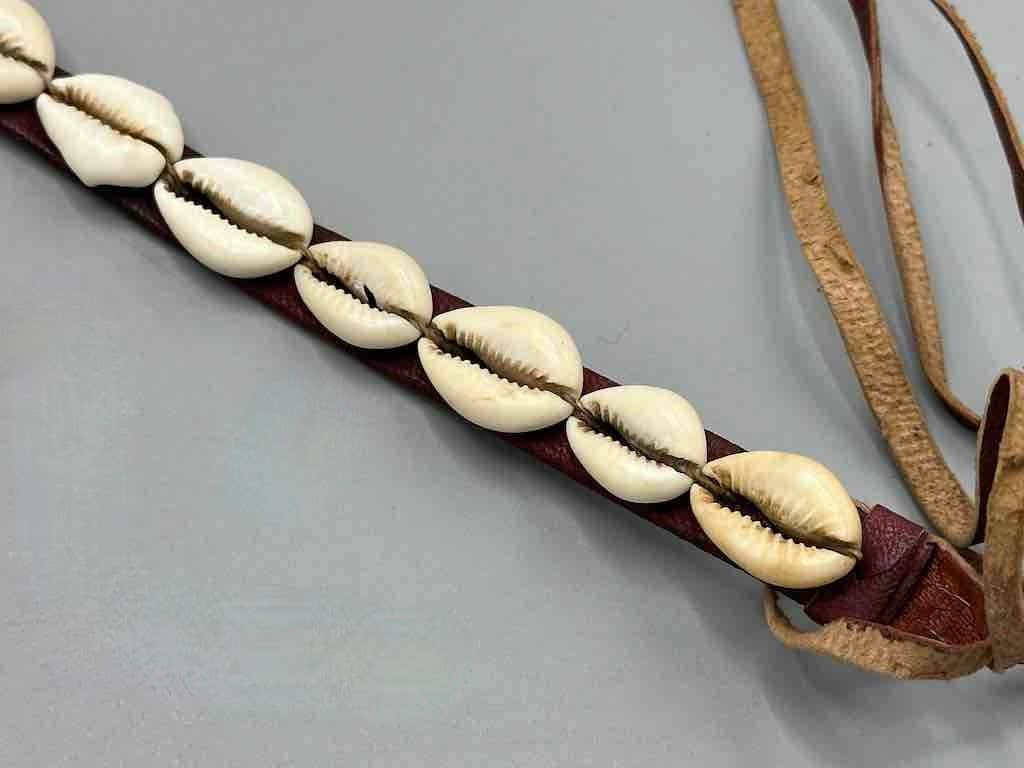 The Niger Bend – Großhandel Gürtel – Damen – Schmaler afrikanischer Krawattenverschluss aus echtem Kaurimuschelleder50