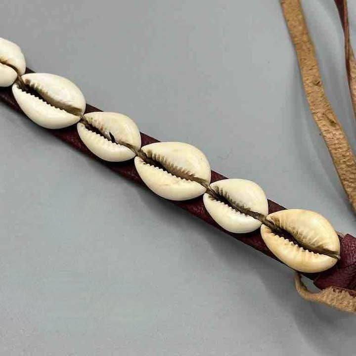 The Niger Bend – Großhandel Gürtel – Damen – Schmaler afrikanischer Krawattenverschluss aus echtem Kaurimuschelleder50