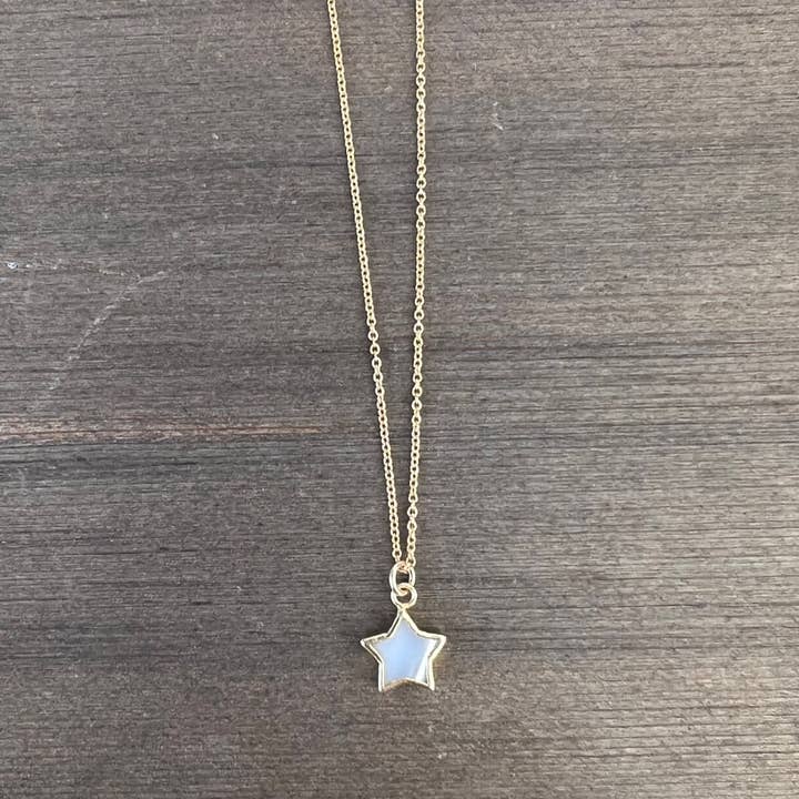 Parelmoer halsketting met kleine ster voor wholesale door mercer & jayne