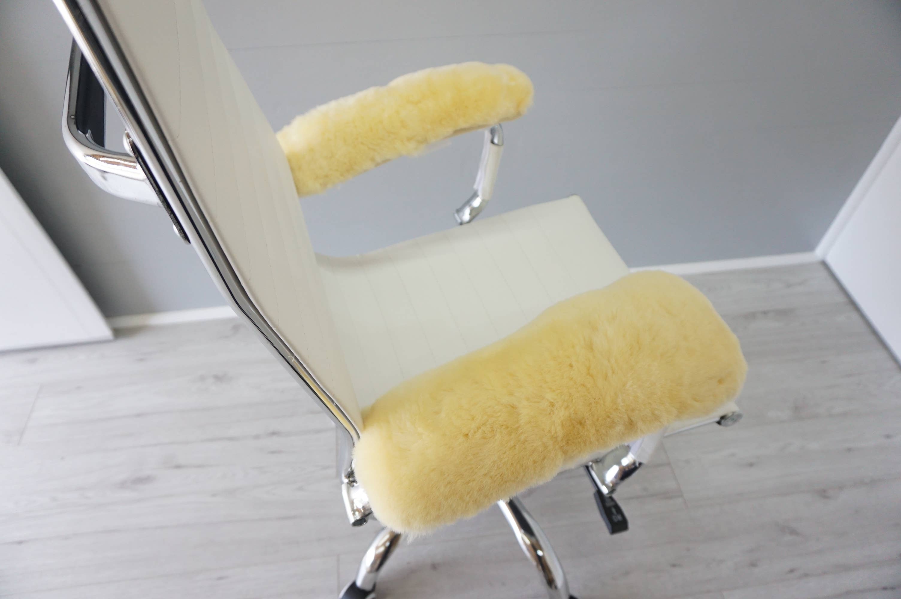 Milabert – Großhandel Stuhlkissen – Büro aus echtem medizinischen Schaffell | Armlehnen für Rollstuhlfahrer4