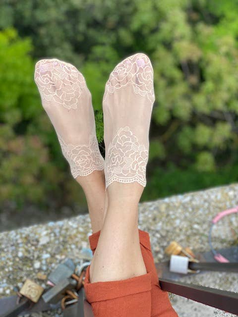 Sokisahtel I BestSockDrawer – Engroshandel Strømper - Dame – TERESA blonder sokker til kvinder2