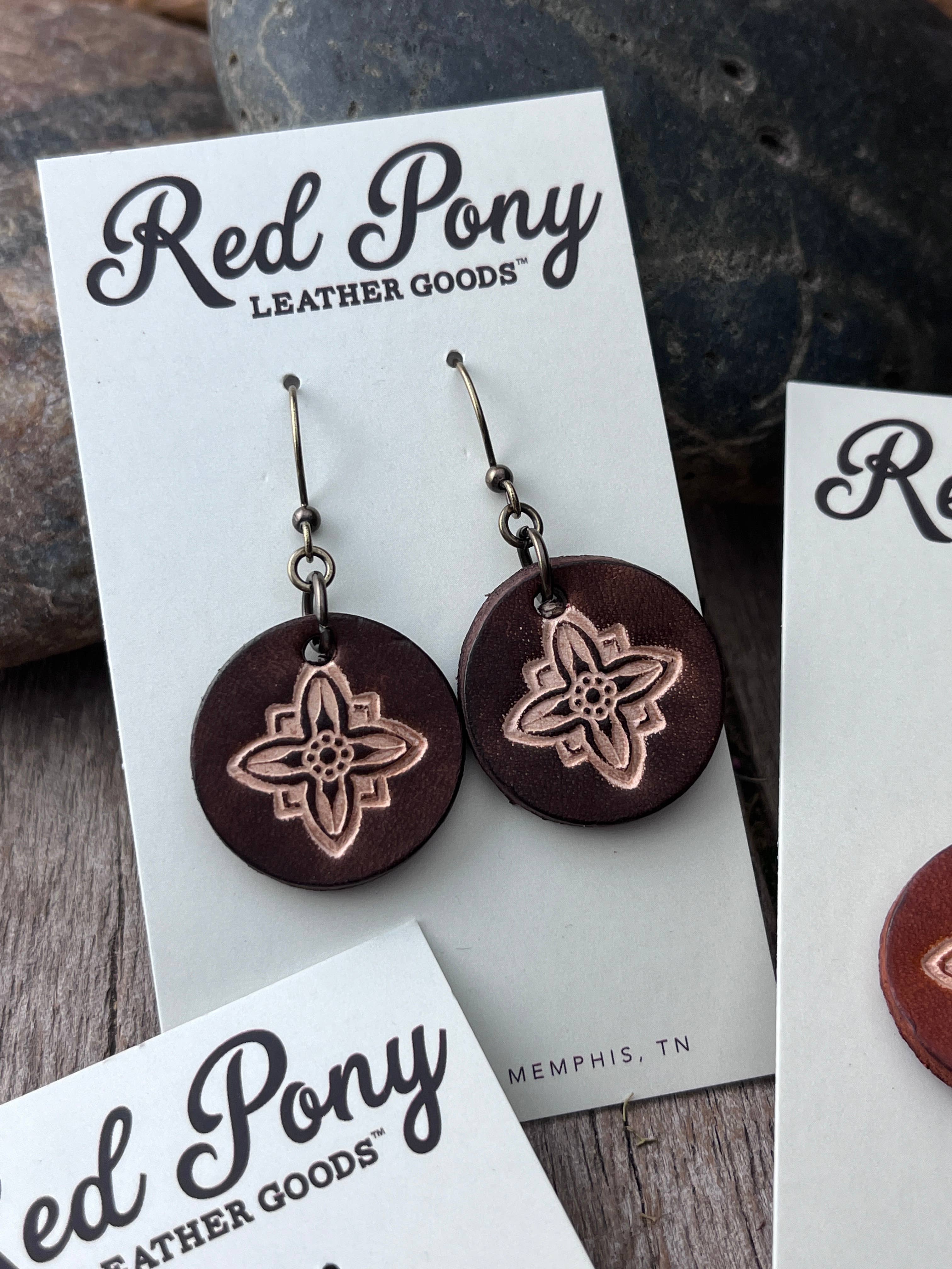 Red Pony Leather Goods – Brincos de argola por atacado – Brincos em Forma de Gota em Couro Trabalhado à Mão Boho Western Pequenos (Cópia)0