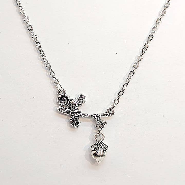 Stylish Jewelry Supply - Venta al por mayor Collares con colgantes/abalorios - Collar de plata antigua con ardilla en rama con bellota