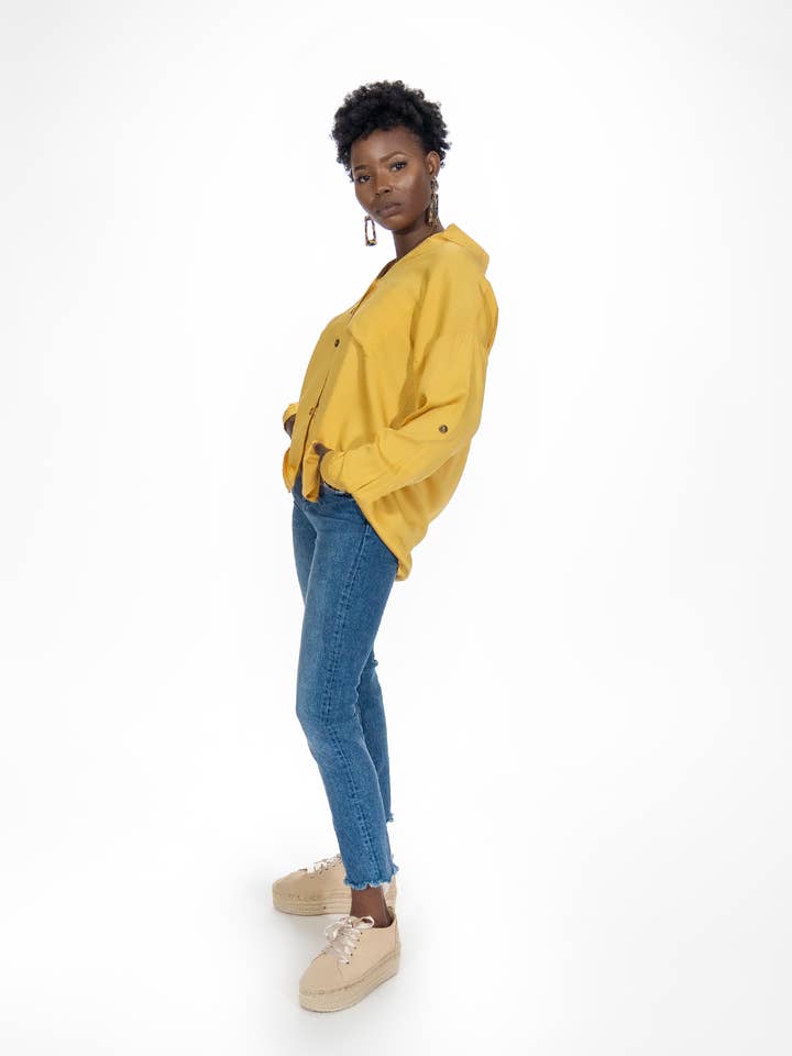 Sonal gul blus med bruna knappar för wholesale av SOHUMAN