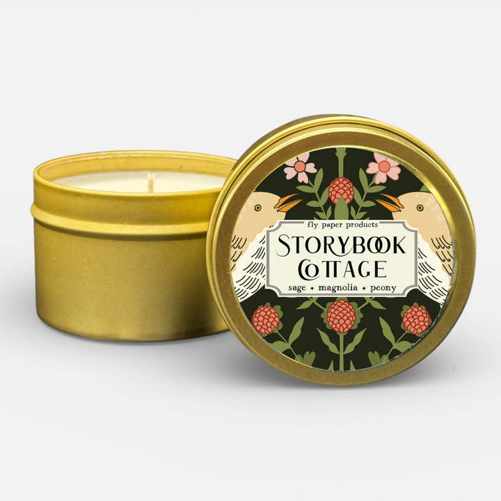Storybook Cottage 4oz sojalys - salvie + magnolia + pæon for engroshandel hos Fly Paper Products