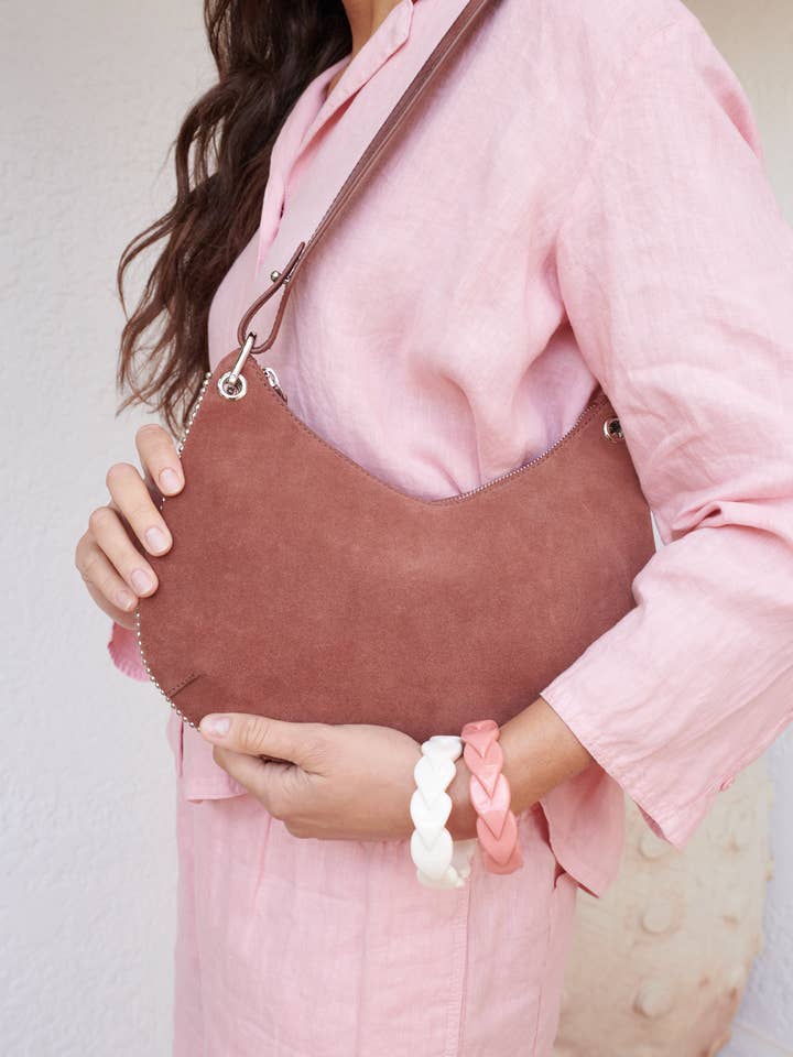 SAC DEMI LUNE DAIM ACAJOU CLOÉ pour la vente par Maradji