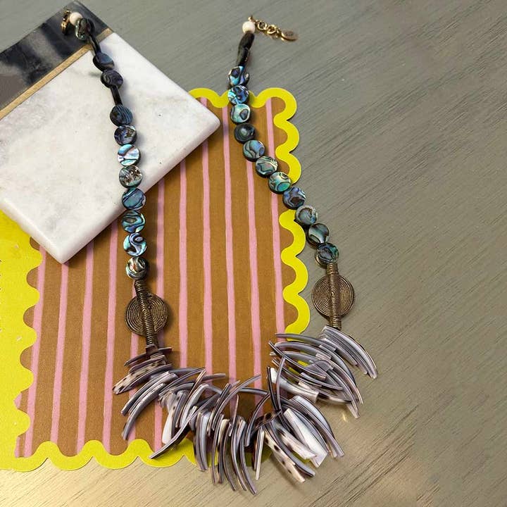 Collier en laiton africain, paua de Nouvelle-Zélande et coquillage cauri | Shelley pour la vente par e.b. jewelry studio