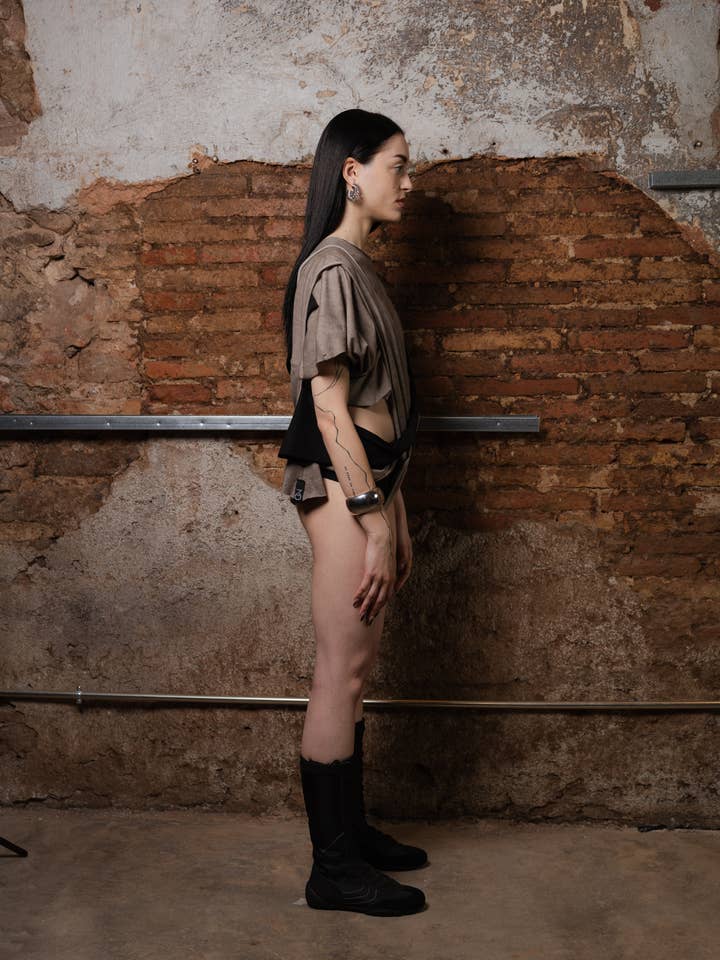 Black Camiseta de Capas Transformable Wave for wholesale on Faire2