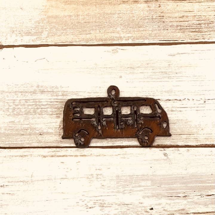 Universal Ironworks USA – wholesale Individuell berlock/hänge – Hippie buss charm rustik metall snigel bugg