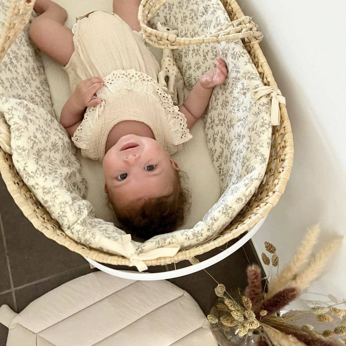 Les p'tites Merveilles de Bérénice - Wholesale Bassinet - Baby - “Louison” bassinet in ecru organic cotton double gauze with beige flowers3
