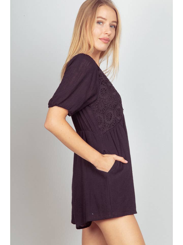 VERY J - Wholesale Romper - Dames - NP70387-Romper van stevig geweven stof met pofmouwen en kantdetails16