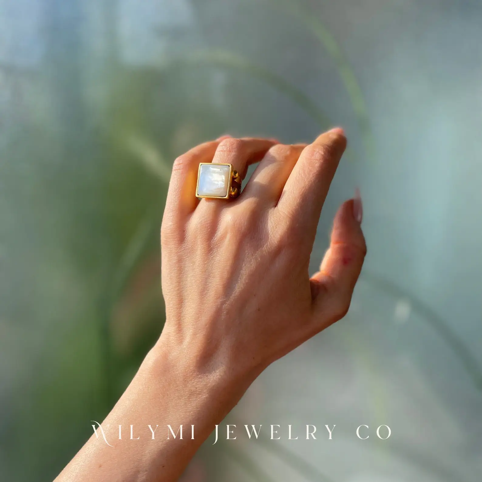 WILYMI Jewelry Co – Großhandel Cocktail-/Statement-Ring – Verstellbarer Ring mit Perlmuttquadrat 15 mm | Vergoldet4