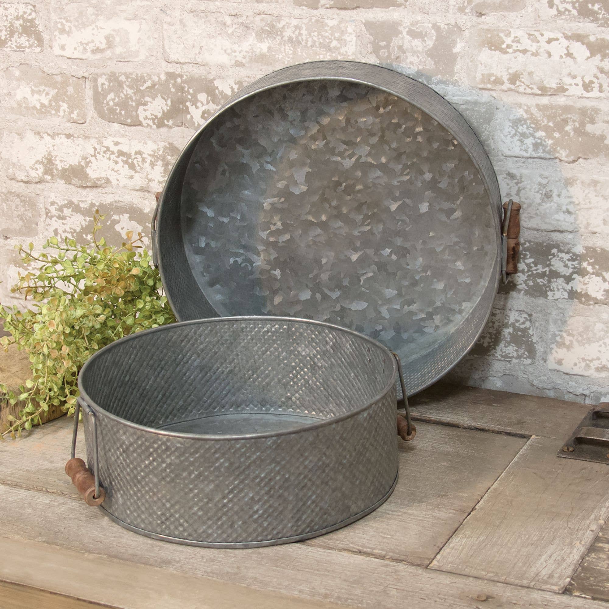 Col House Designs - Vendita all'ingrosso Vassoi decorativi - 2/Set, vassoi in metallo con manici in legno1