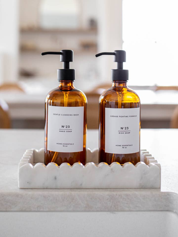 Återanvändbar dispenserflaska i bärnstenfärgat glas med etikett – för disk- eller handtvål för wholesale av Luxe B Co